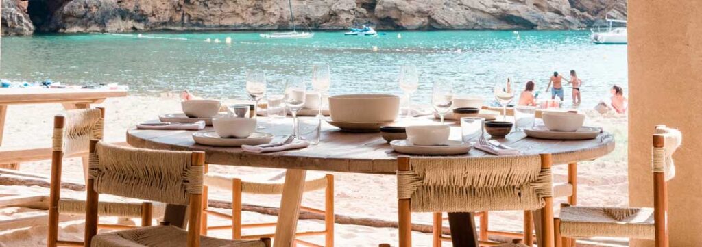 Con la llegada del verano, las opciones de ocio como salir a cenar se ubican en zonas de playa, veamos algunas ideas para un negocio cerca del mar.